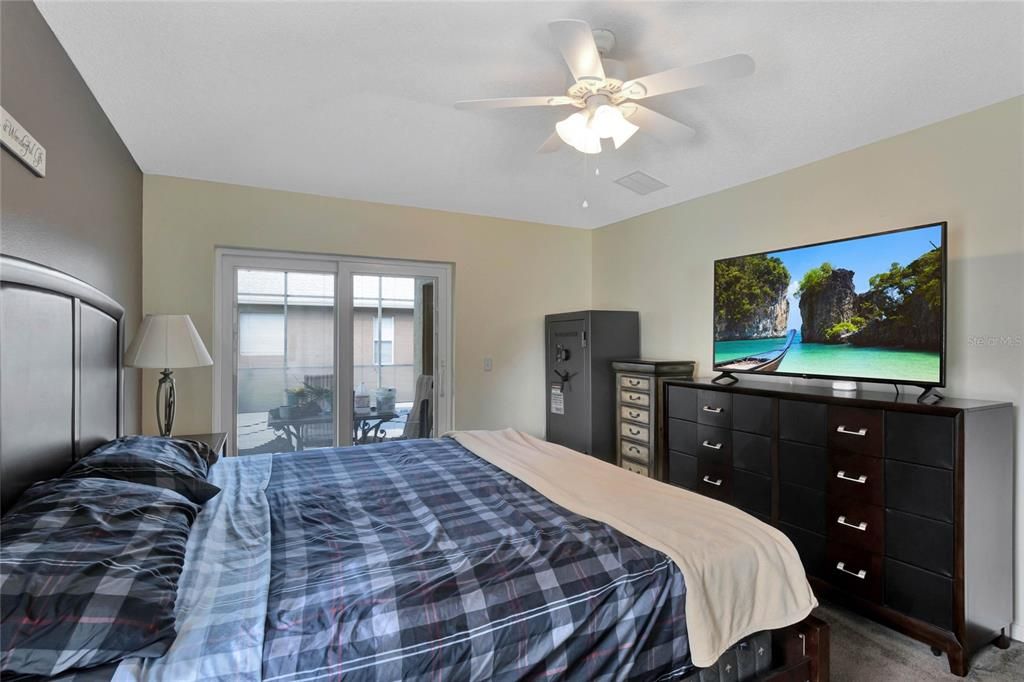 For Sale: $400,000 (4 beds, 3 baths, 1940 Square Feet)