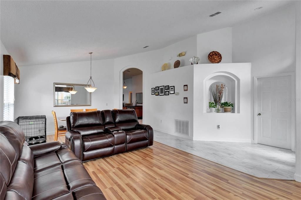 For Sale: $400,000 (4 beds, 3 baths, 1940 Square Feet)