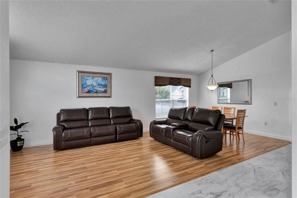 For Sale: $400,000 (4 beds, 3 baths, 1940 Square Feet)