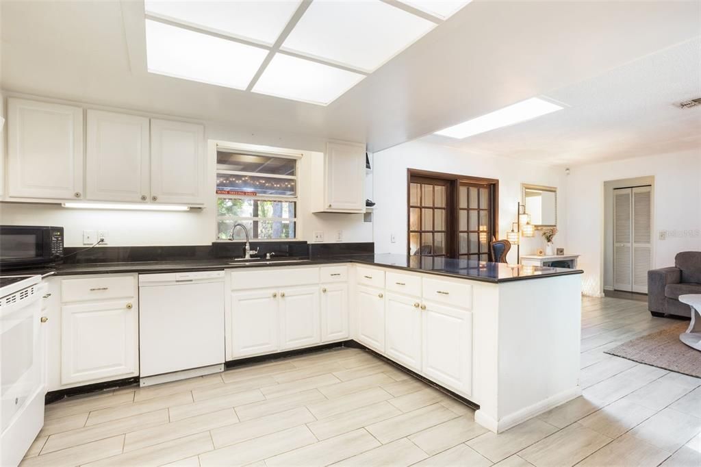 待售: $495,000 (4 贝兹, 2 浴室, 1939 平方英尺)