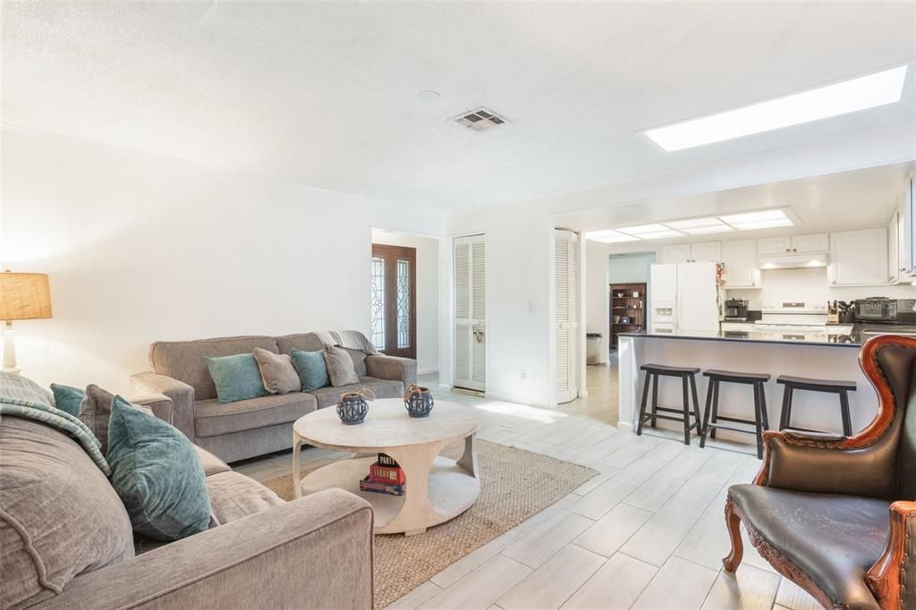 待售: $495,000 (4 贝兹, 2 浴室, 1939 平方英尺)