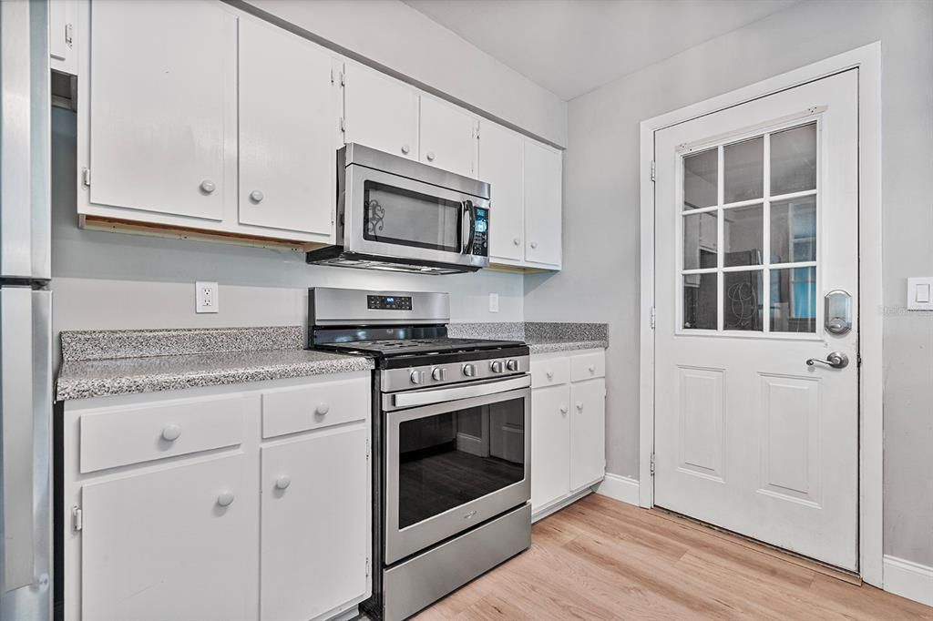 合同活跃: $315,000 (2 贝兹, 2 浴室, 1070 平方英尺)