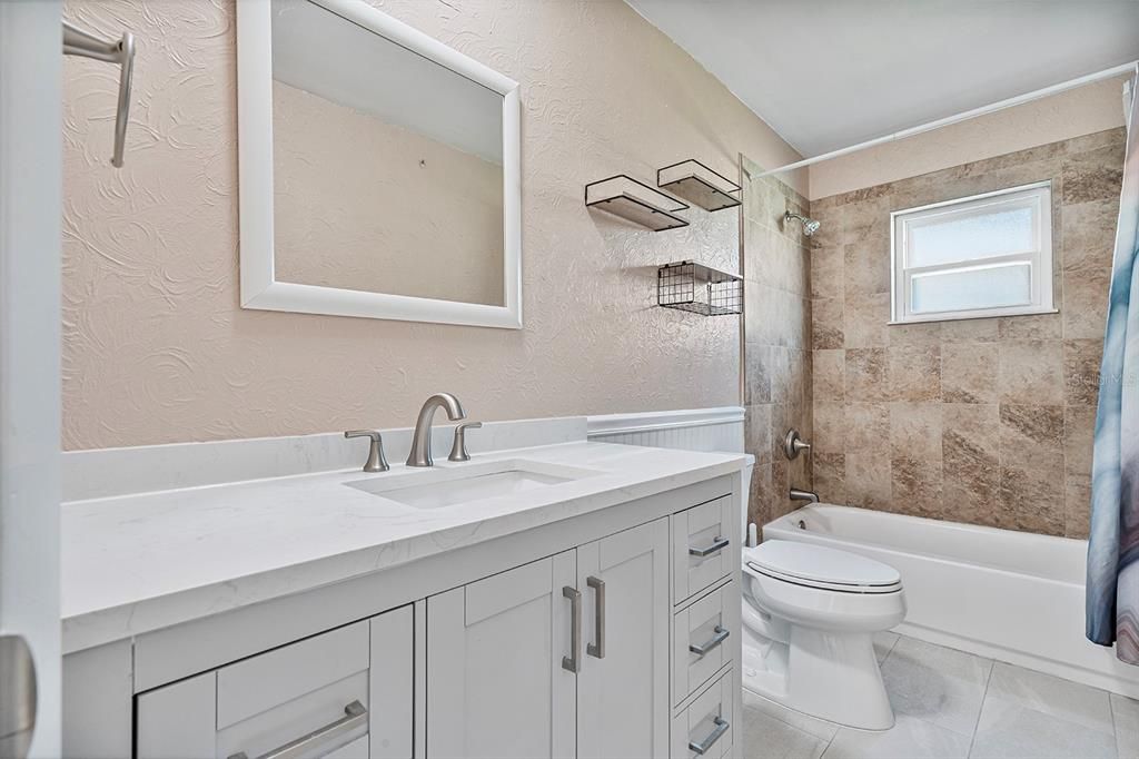 合同活跃: $315,000 (2 贝兹, 2 浴室, 1070 平方英尺)