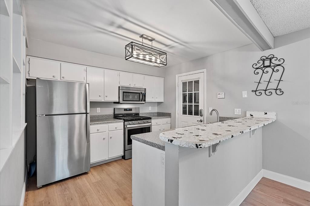 合同活跃: $315,000 (2 贝兹, 2 浴室, 1070 平方英尺)