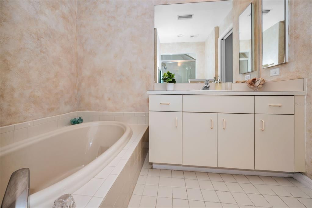 Active With Contract: $275,000 (2 beds, 2 baths, 1360 Square Feet)