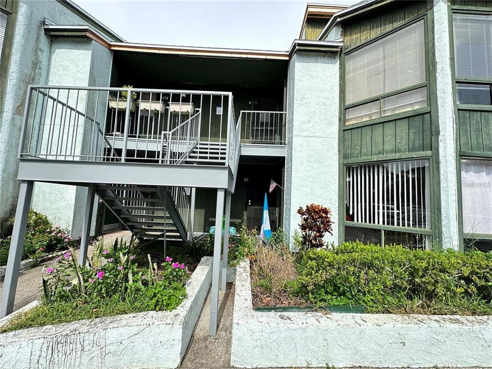 For Rent: $1,300 (2 beds, 1 baths, 867 Square Feet)