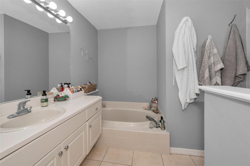 Activo con contrato: $275,000 (2 camas, 2 baños, 1360 Pies cuadrados)