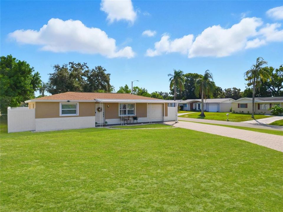 For Sale: $268,900 (2 beds, 2 baths, 1004 Square Feet)