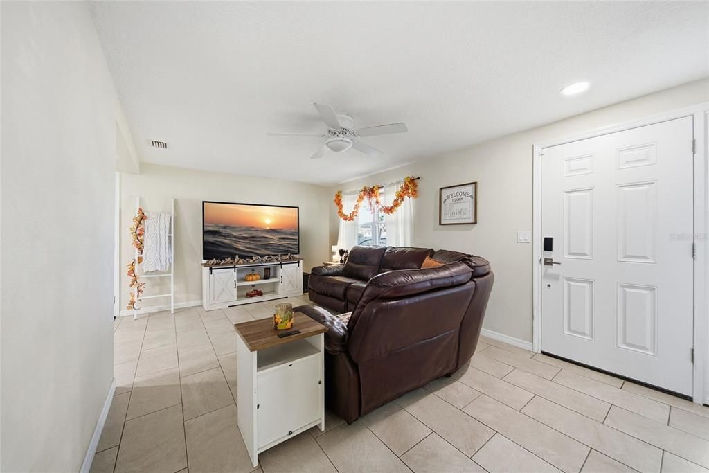 For Sale: $268,900 (2 beds, 2 baths, 1004 Square Feet)