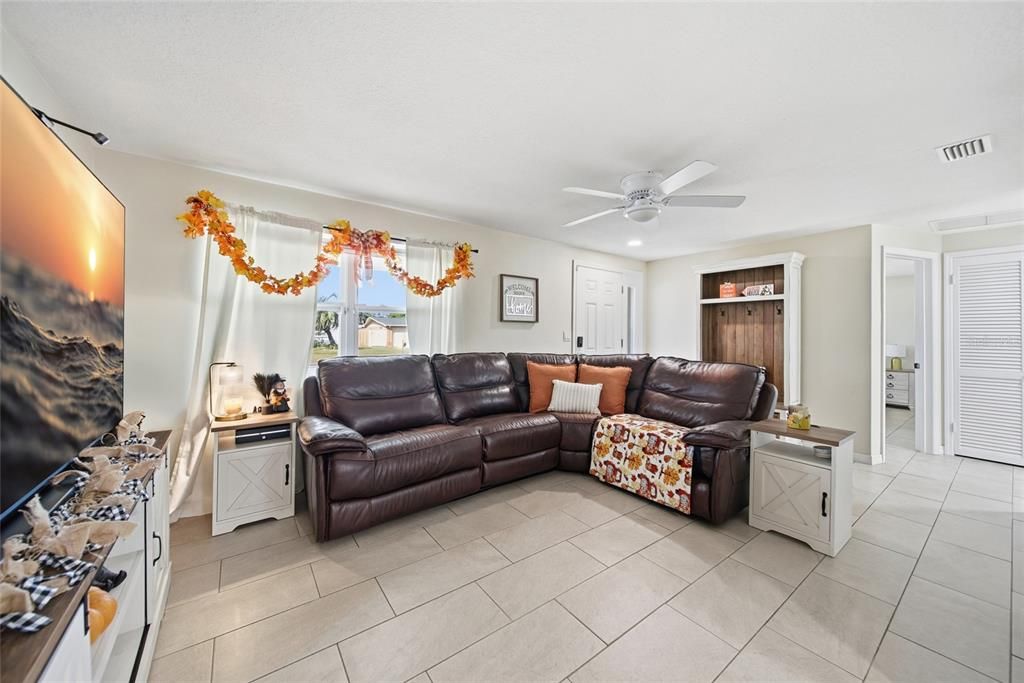 For Sale: $268,900 (2 beds, 2 baths, 1004 Square Feet)