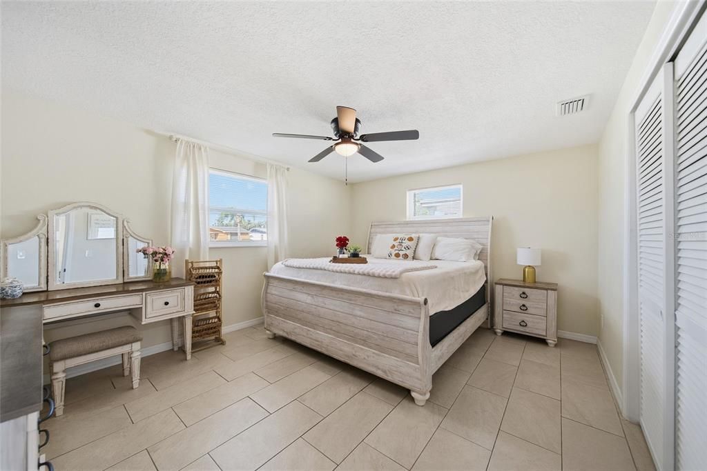 For Sale: $268,900 (2 beds, 2 baths, 1004 Square Feet)