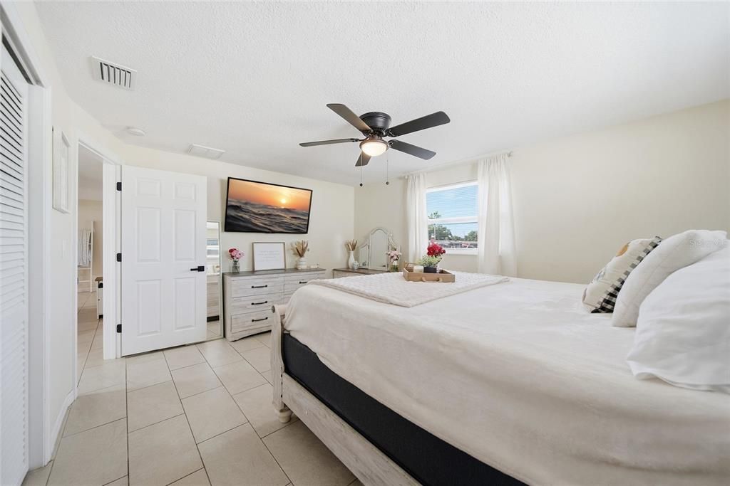 For Sale: $268,900 (2 beds, 2 baths, 1004 Square Feet)