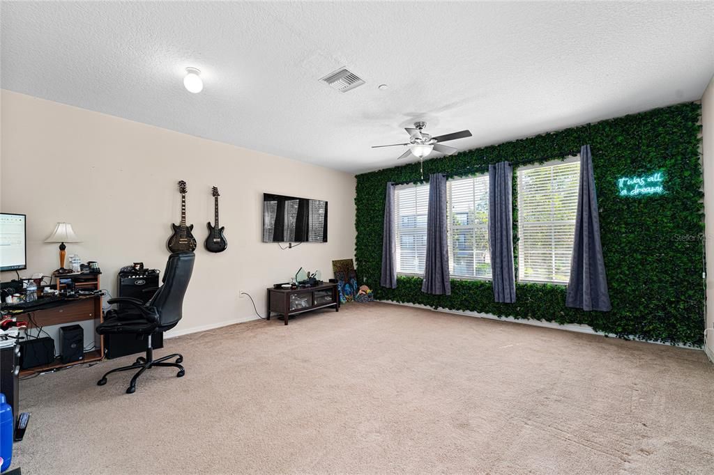 For Sale: $310,000 (3 beds, 3 baths, 1995 Square Feet)