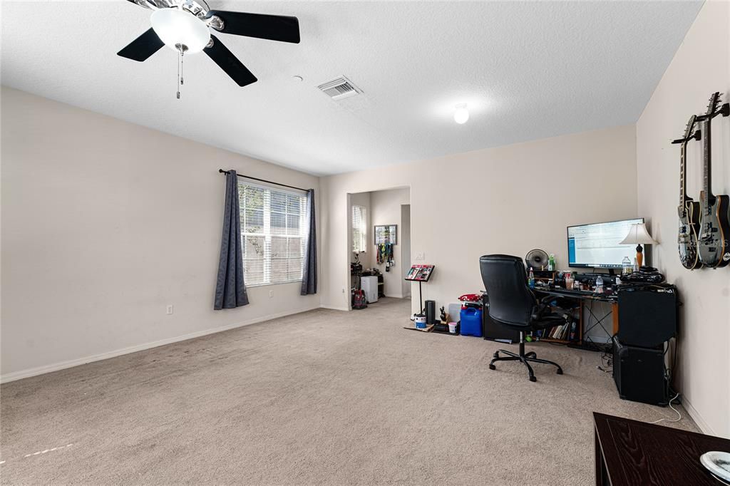 For Sale: $310,000 (3 beds, 3 baths, 1995 Square Feet)