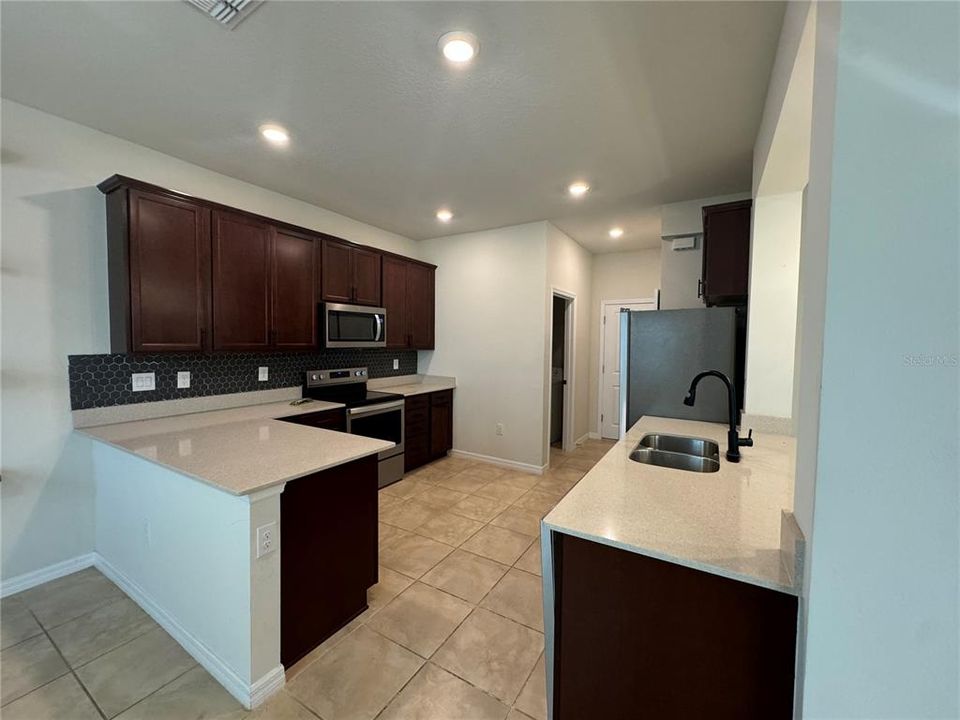 For Rent: $2,990 (4 beds, 2 baths, 1811 Square Feet)