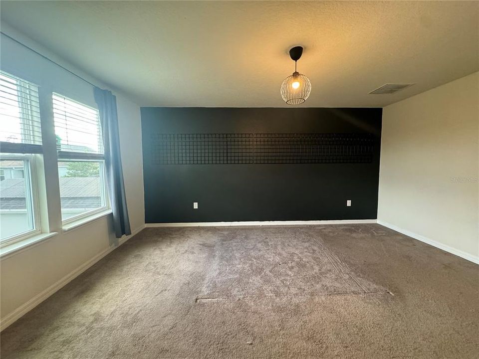 For Rent: $2,990 (4 beds, 2 baths, 1811 Square Feet)