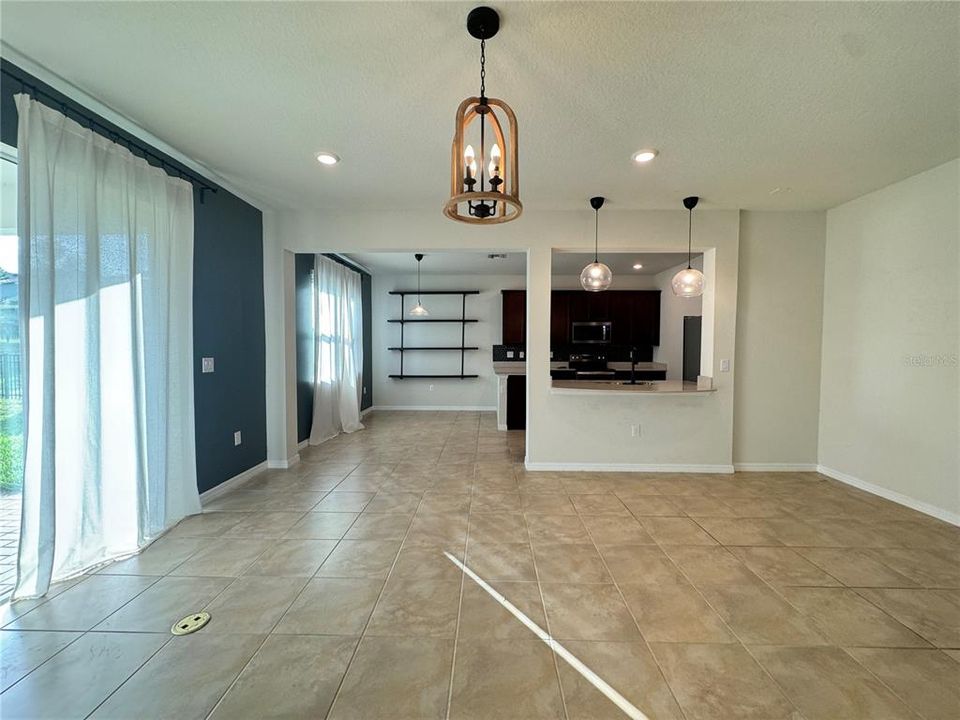 For Rent: $2,990 (4 beds, 2 baths, 1811 Square Feet)