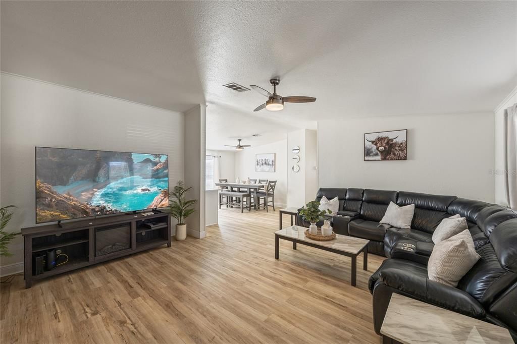 For Sale: $380,000 (3 beds, 2 baths, 1296 Square Feet)