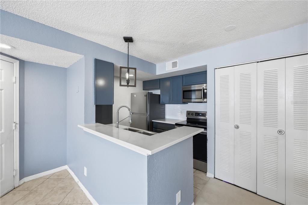 待售: $142,900 (1 贝兹, 1 浴室, 597 平方英尺)