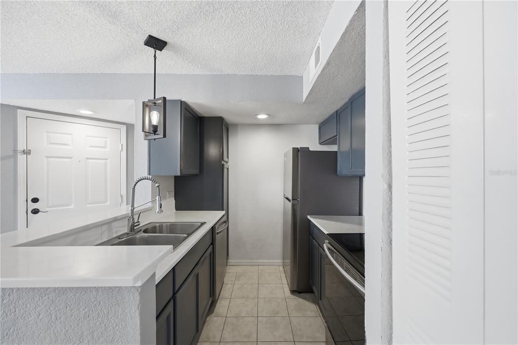 待售: $142,900 (1 贝兹, 1 浴室, 597 平方英尺)