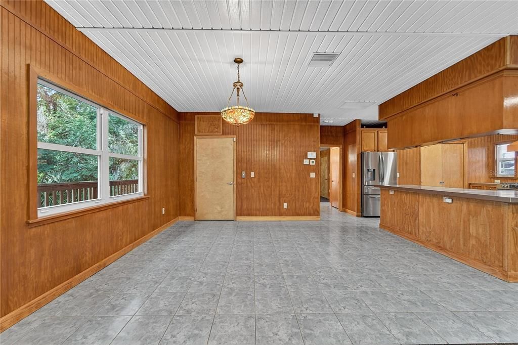 Activo con contrato: $599,000 (3 camas, 3 baños, 2296 Pies cuadrados)