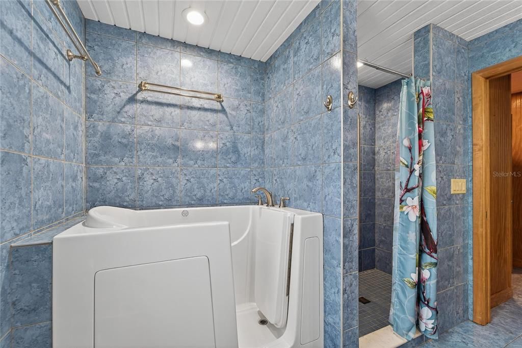 Activo con contrato: $599,000 (3 camas, 3 baños, 2296 Pies cuadrados)