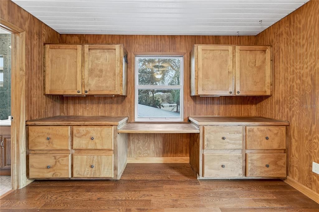 Activo con contrato: $599,000 (3 camas, 3 baños, 2296 Pies cuadrados)