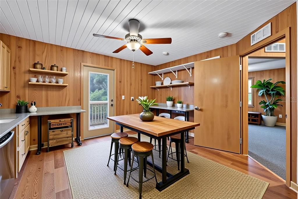 Activo con contrato: $599,000 (3 camas, 3 baños, 2296 Pies cuadrados)