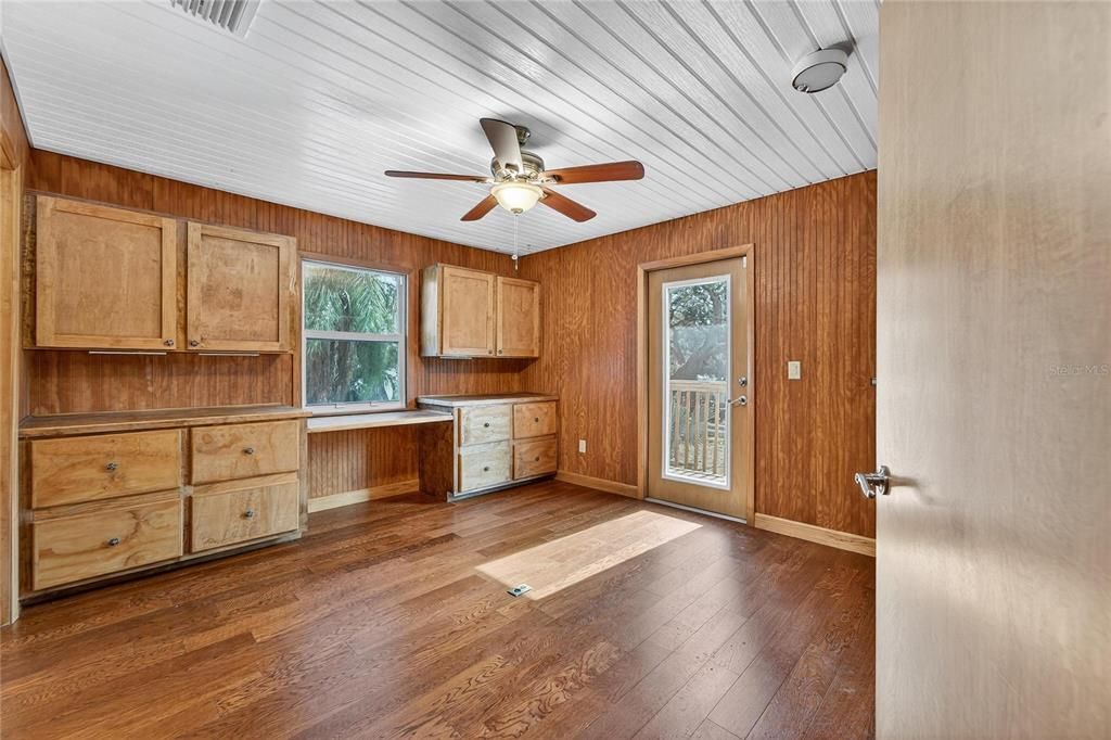 Activo con contrato: $599,000 (3 camas, 3 baños, 2296 Pies cuadrados)