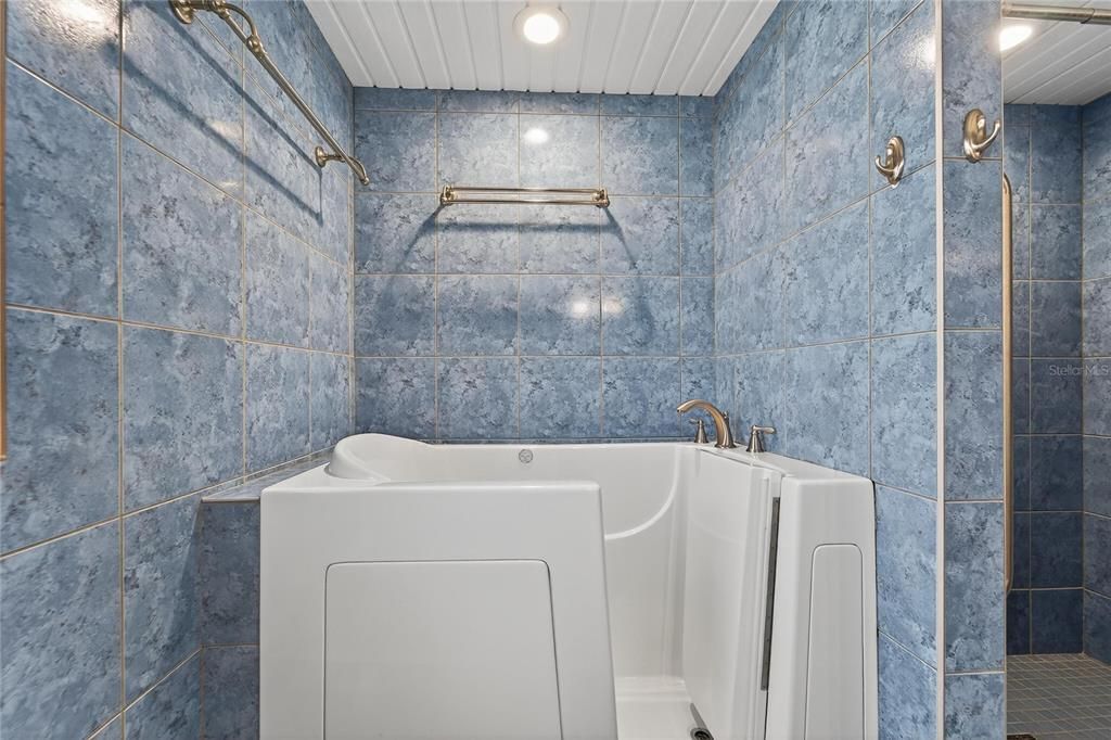 Activo con contrato: $599,000 (3 camas, 3 baños, 2296 Pies cuadrados)