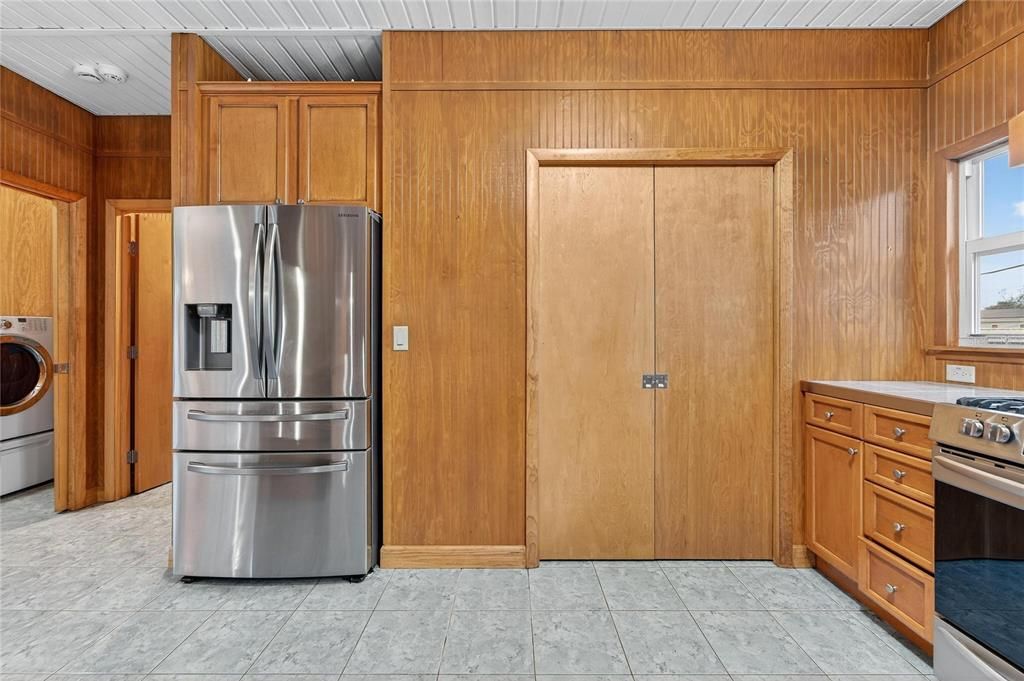 Activo con contrato: $599,000 (3 camas, 3 baños, 2296 Pies cuadrados)