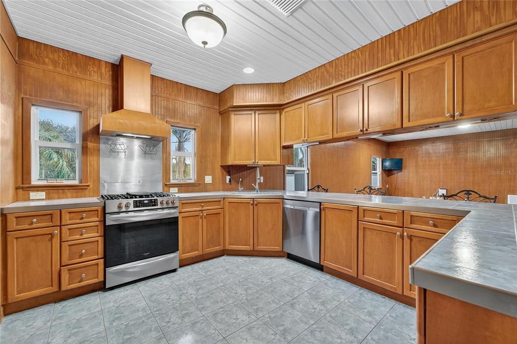 Activo con contrato: $599,000 (3 camas, 3 baños, 2296 Pies cuadrados)