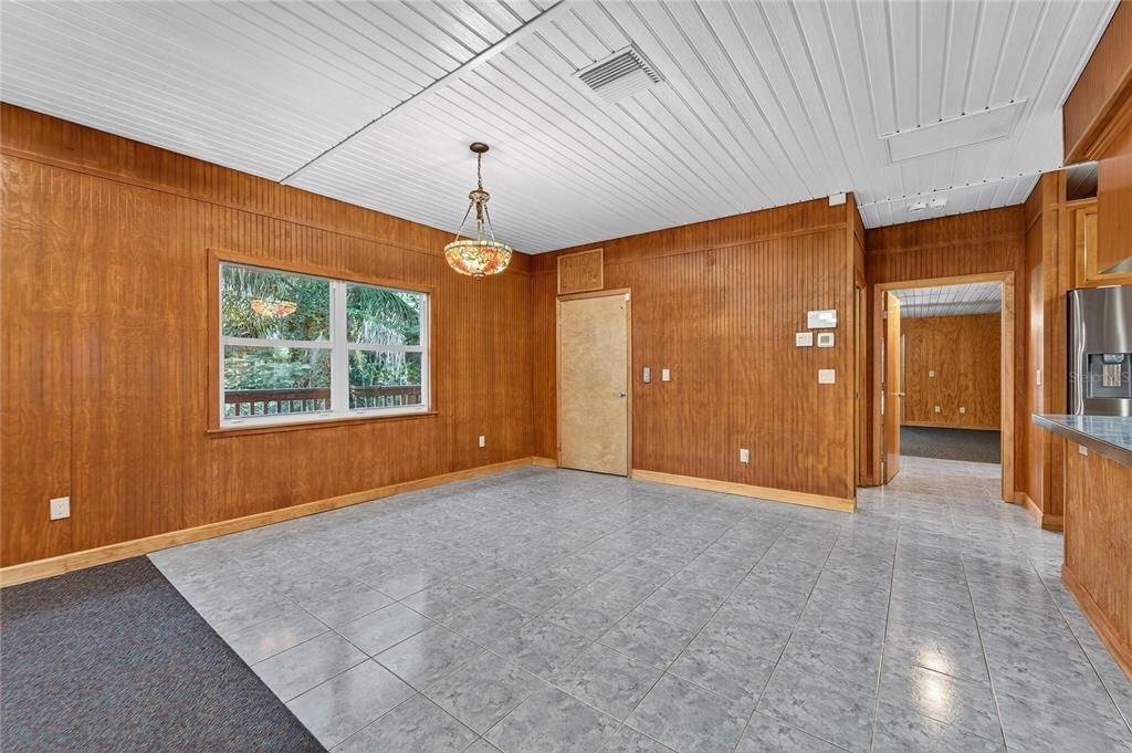 Activo con contrato: $599,000 (3 camas, 3 baños, 2296 Pies cuadrados)