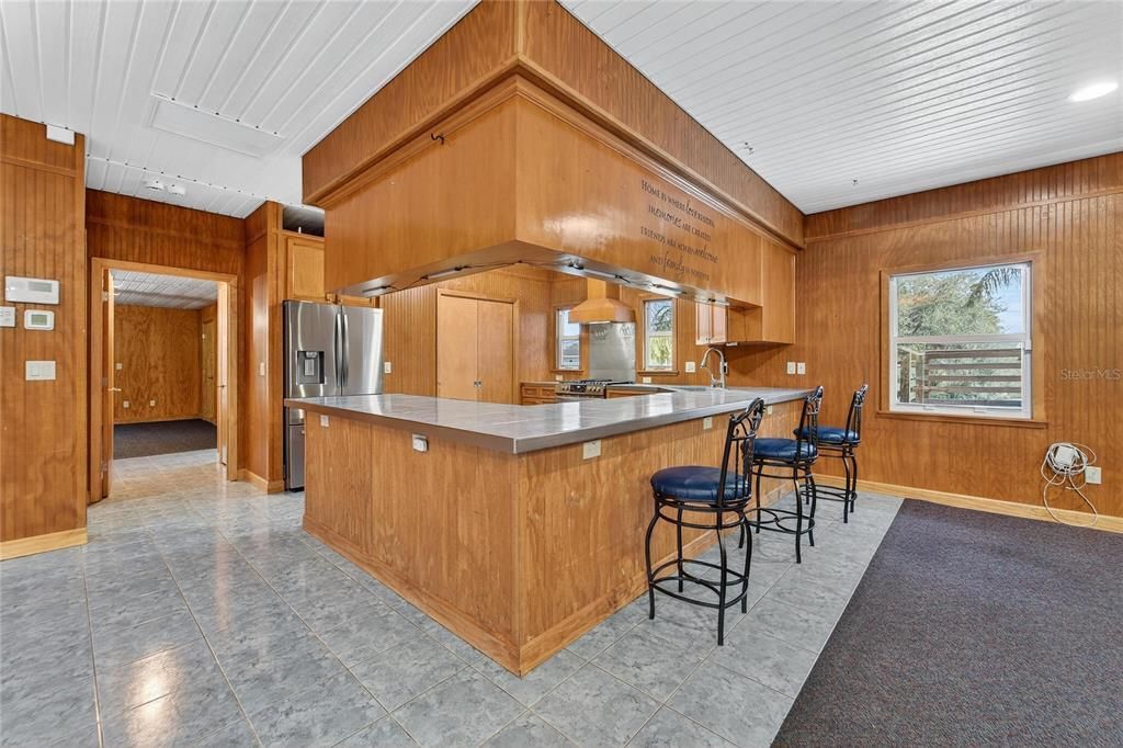 Activo con contrato: $599,000 (3 camas, 3 baños, 2296 Pies cuadrados)