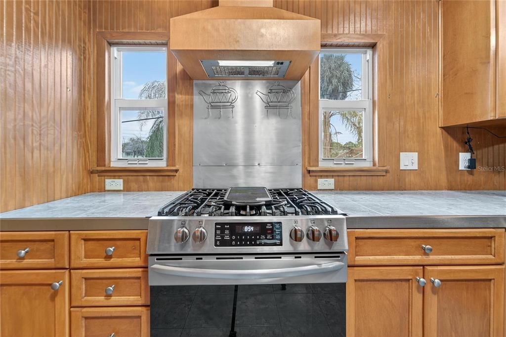 Activo con contrato: $599,000 (3 camas, 3 baños, 2296 Pies cuadrados)