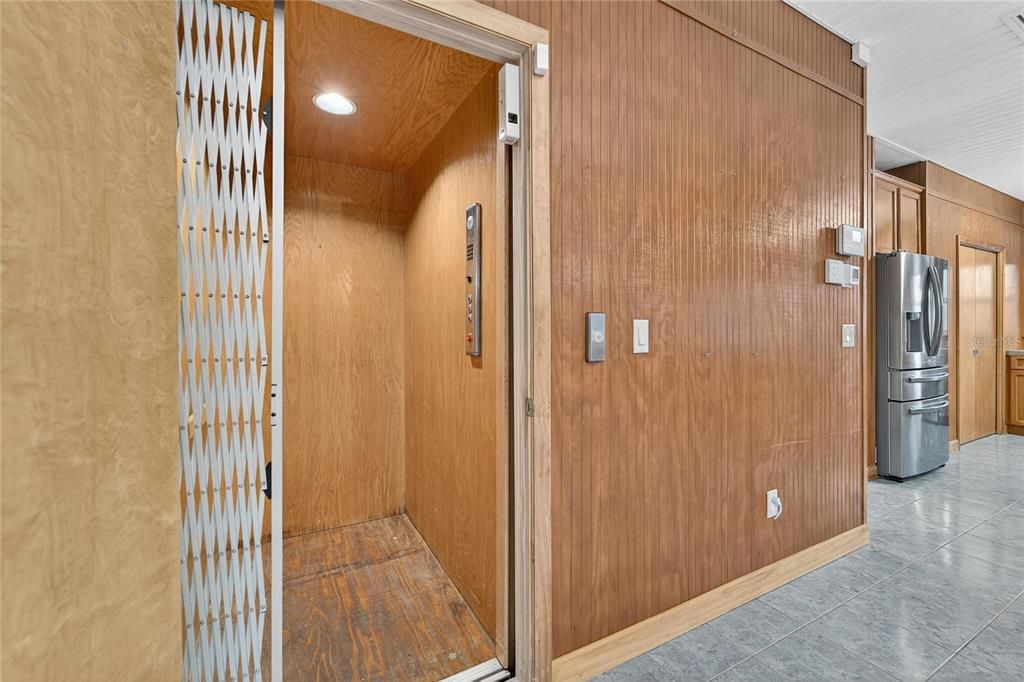 Activo con contrato: $599,000 (3 camas, 3 baños, 2296 Pies cuadrados)