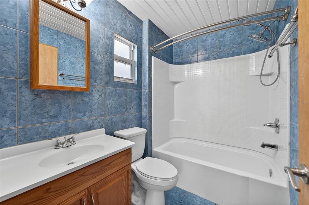 Activo con contrato: $599,000 (3 camas, 3 baños, 2296 Pies cuadrados)