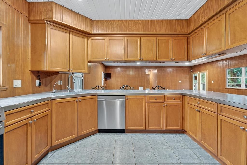 Activo con contrato: $599,000 (3 camas, 3 baños, 2296 Pies cuadrados)