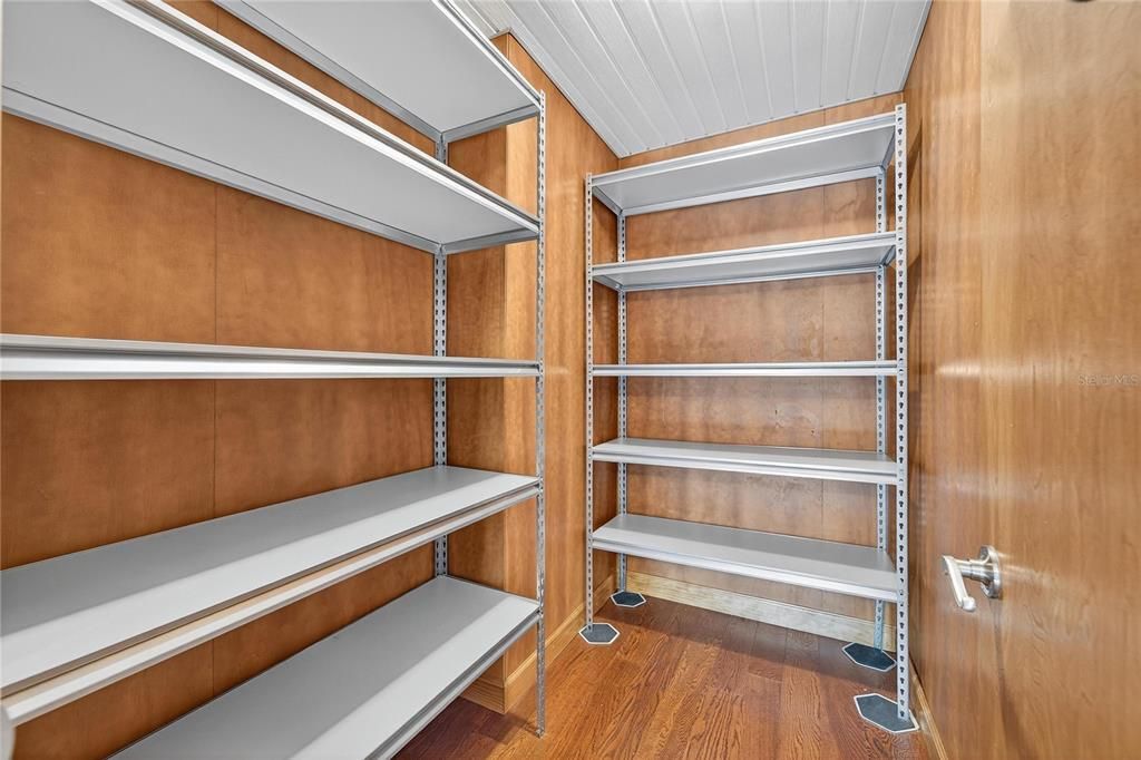 Activo con contrato: $599,000 (3 camas, 3 baños, 2296 Pies cuadrados)