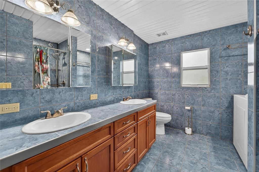 Activo con contrato: $599,000 (3 camas, 3 baños, 2296 Pies cuadrados)