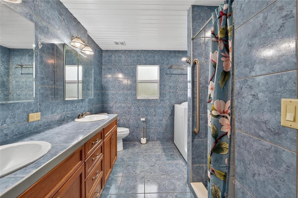 Activo con contrato: $599,000 (3 camas, 3 baños, 2296 Pies cuadrados)