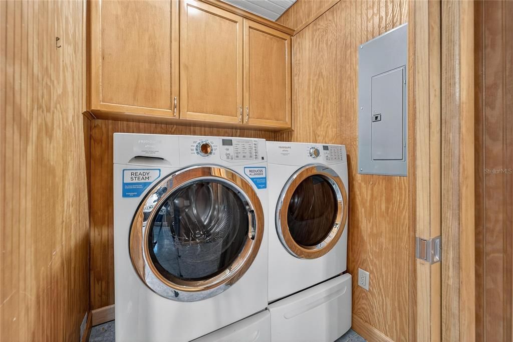 Activo con contrato: $599,000 (3 camas, 3 baños, 2296 Pies cuadrados)