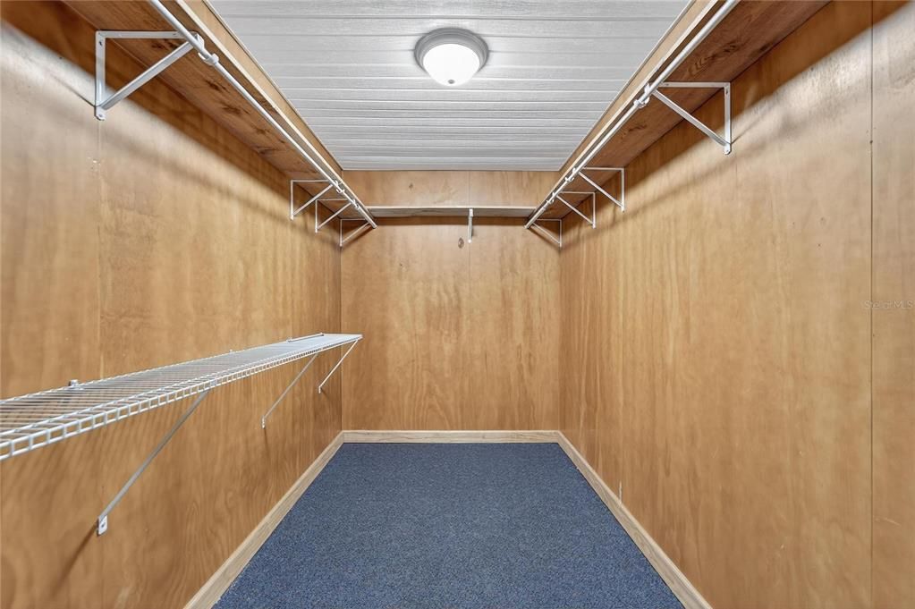 Activo con contrato: $599,000 (3 camas, 3 baños, 2296 Pies cuadrados)