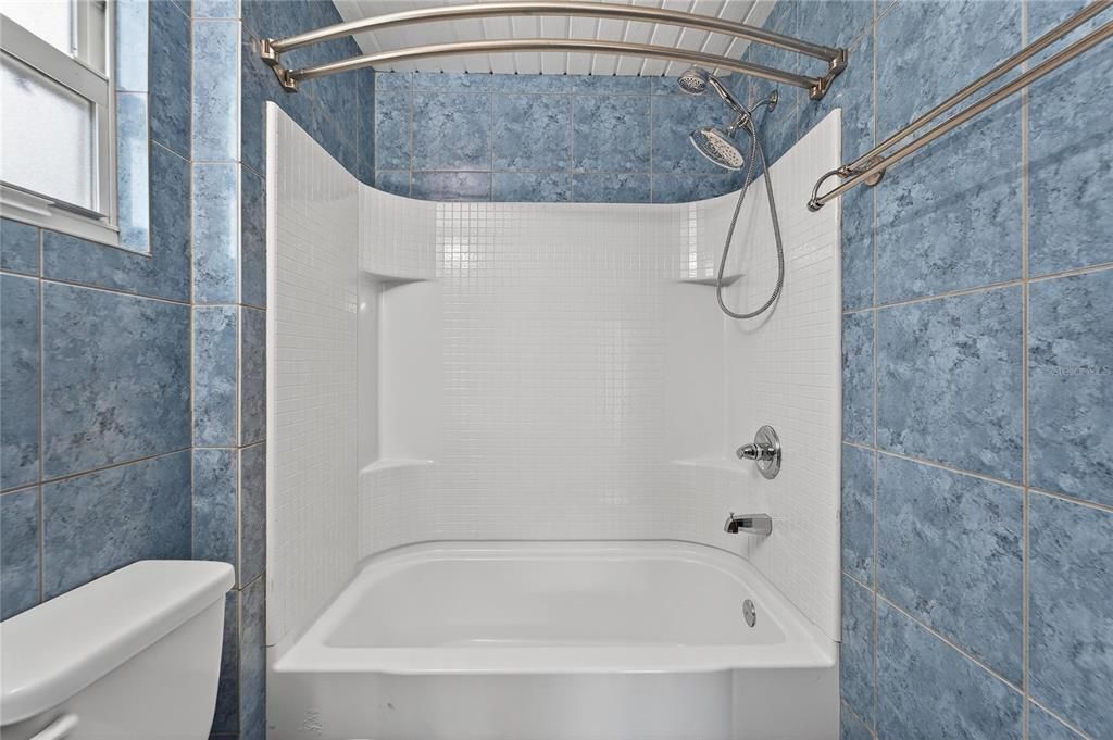 Activo con contrato: $599,000 (3 camas, 3 baños, 2296 Pies cuadrados)