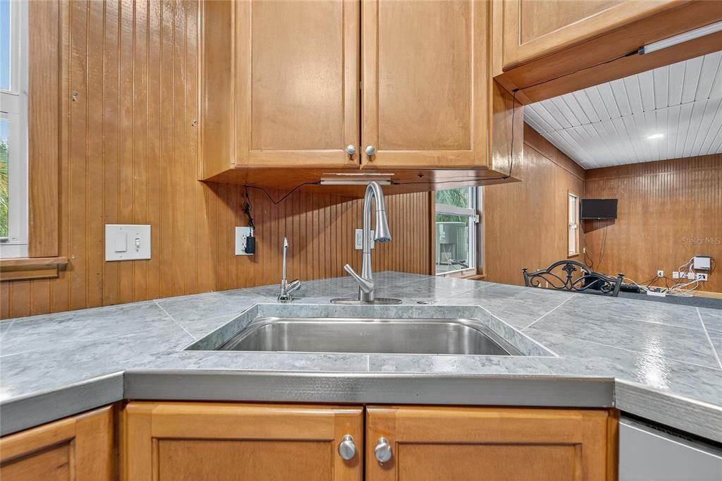 Activo con contrato: $599,000 (3 camas, 3 baños, 2296 Pies cuadrados)