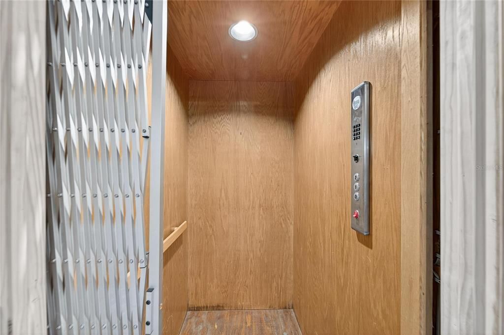 Activo con contrato: $599,000 (3 camas, 3 baños, 2296 Pies cuadrados)