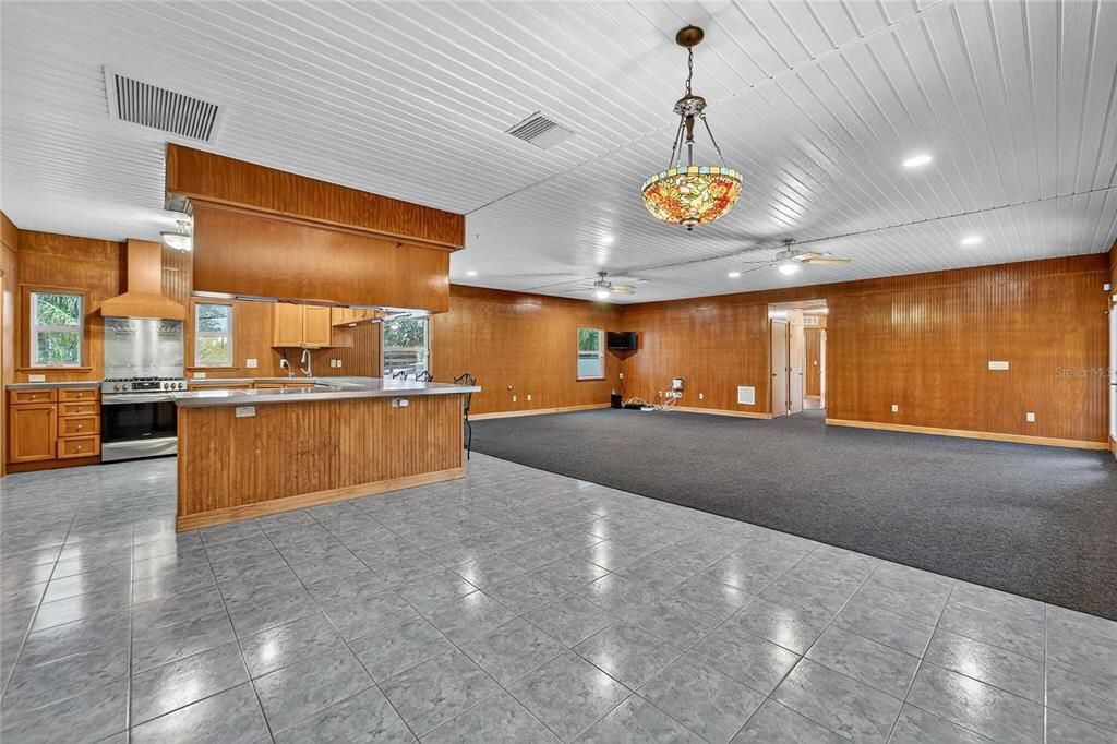 Activo con contrato: $599,000 (3 camas, 3 baños, 2296 Pies cuadrados)