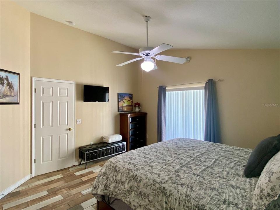 待售: $410,000 (4 贝兹, 3 浴室, 1662 平方英尺)