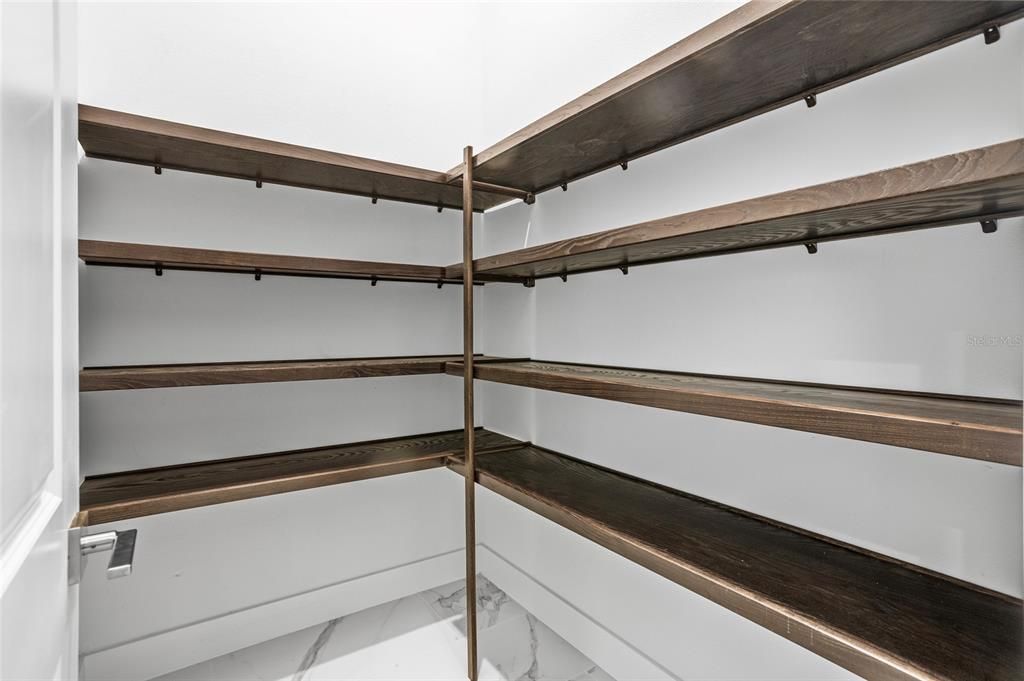 For Sale: $2,299,000 (5 beds, 6 baths, 4596 Square Feet)