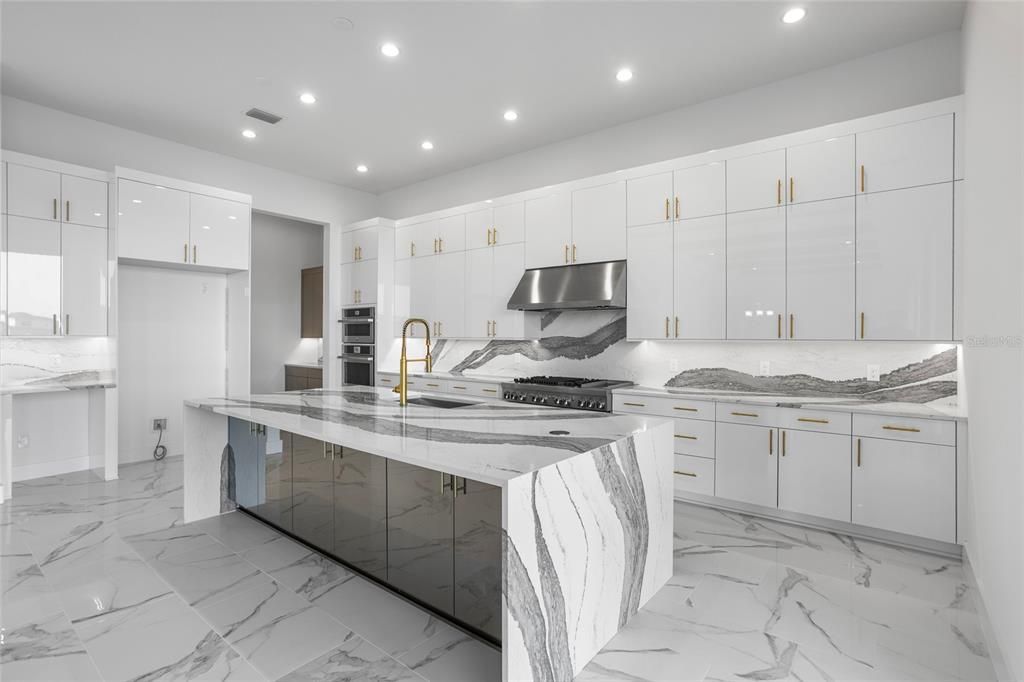 For Sale: $2,299,000 (5 beds, 6 baths, 4596 Square Feet)